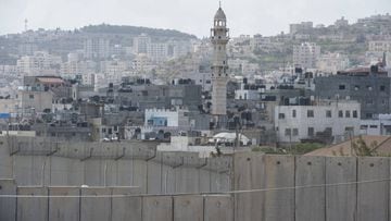 Imagen de la ciudad de Jerusal&eacute;n y el muro que separa las zonas Oeste y Este.