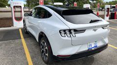 Los autos eléctricos Ford podrán cargarse en los supercargadores Tesla
