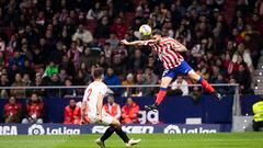 Mario Hermoso despeja el balón con la cabeza ante la mirada de Gonzalo Montiel en el Atlético-Sevilla.