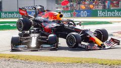 Monza (Italy), 12/09/2021.- Dutch Formula One driver Max Verstappen (R) of Red Bull Racing collides with British Formula One driver Lewis Hamilton (L) of Mercedes-AMG Petronas during the Formula One Grand Prix of Italy at the Autodromo Nazionale Monza race track in Monza, Italy, 12 September 2021. (F&oacute;rmula Uno, Italia) EFE/EPA/MATTEO BAZZI ACCIDENTE PUBLICADA 13/09/21 NA MA31 3COL