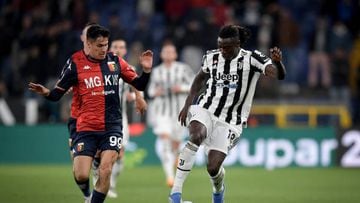 GENOA, ITALY - MAY 06: Moise Kean of Juventus and Galdames of Genoa during the Serie A match between Genoa CFC and Juventus at Stadio Luigi Ferraris on May 6, 2022 in Genoa, Italy. (Photo by Daniele Badolato - Juventus FC/Juventus FC via Getty Images)