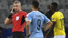 The Brazilian whistler, in charge of the Group C Copa Am&eacute;rica clash at the Estadio Mineir&atilde;o, sent off Ecuador&#039;s Jos&eacute; Quinteros for dangerous play after 24 minutes.