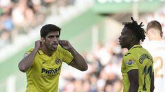 Villarreal's Spanish forward Gerard Moreno (L) celebrates after scoring his team's first goal during the Spanish league football match between Elche CF and Villarreal CF at the Martinez Valero stadium in Elche, on February 4, 2023. (Photo by Jose Jordan / AFP)