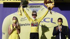 El ciclista danés Jonas Vingegaard posa en el podio como líder de la carrera tras la duodécima etapa del Tour de Francia en Alpe d'Huez.