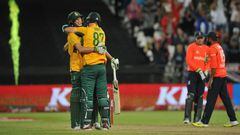 South African batsmen Chris Morris (L) and Kyle Abbott celebrate after Morris hit the winning shot during the first of two T20 matches, helping South Africa beat England by one run, at Newlands on February 19, 2016, in Cape Town.