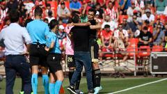 El centrocampista Gabri Veiga se abraza con Eduardo Coudet tras adelantar en el marcador al Celta contra el Almería.