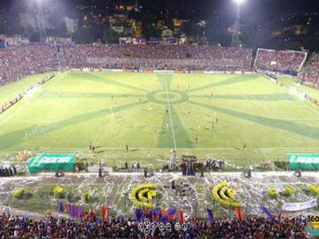 Estadio General Pablo Rojas: Apodado 'La olla monumental', posee una capacidad para 37 mil personas. Fue una de las sedes de la Copa América 1999. Fue ampliado en 2015.
