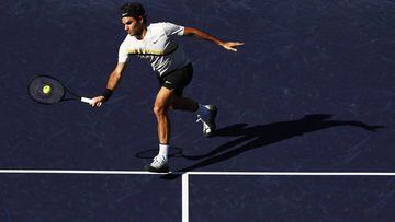 Roger Federer devuelve una bola ante Federico Delbonis durante su partido de segunda ronda en el BNP Paribas Open de Indian Wells.