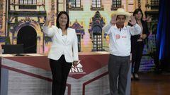 Arequipa (Peru), 30/05/2021.- The candidates for the Presidency of Peru Keiko Fujimori (L) of Fuerza Popular and Pedro Castillo of Peru Libre greet the public during a debate in Arequipa, Peru, 30 May 2021. The second round of the Peruvian Presidential elections will be held on 06 June 2021. (Elecciones) EFE/EPA/MARTIN MEJIA POOL