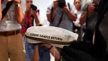 Subastan una bolsa perteneciente a Neil Armstrong con polvo de la Luna por 1,5 millones de euros.