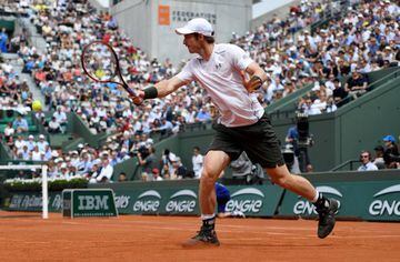 Murray hits a backhand during his third-round victory over Karlovic.