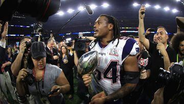 HOUSTON, TX - FEBRUARY 05: Dont&#039;a Hightower #54 of the New England Patriots holds the Vince Lombardi Trophy after defeating the Atlanta Falcons 34-28 in overtime during Super Bowl 51 at NRG Stadium on February 5, 2017 in Houston, Texas.   Mike Ehrmann/Getty Images/AFP == FOR NEWSPAPERS, INTERNET, TELCOS &amp; TELEVISION USE ONLY ==