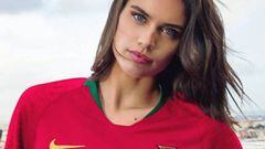Sara Sampaio ya luce la camiseta de Portugal para el Mundial de Rusia 2018.
