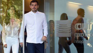 Porto&#039;s Spanish goalkeeper Iker Casillas leaves a hospital with his wife Sara Carbonero in Porto on May 06, 2019 after recovering from a heart attack. - The 37-year-old, who has 167 Spain caps and played more than 500 games for Real Madrid, suffered 