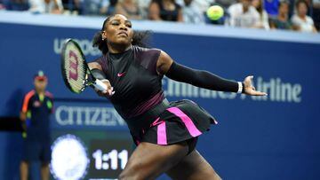 Serena Williams devuelve una bola ante Karolina Pliskova durante las semifinales del US Open de 2016.