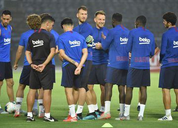 FC Barcelona's Croatian midfielder Ivan Rakitic (4th R) chats with his teammates at the beginning of a training session ahead of the Rakuten Cup football match with Chelsea, in Machida, suburban Tokyo on July 22, 2019. - Barcelona and Chelsea will play fo