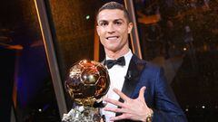 El futbolista del Real Madrid Cristiano Ronaldo posa con el Bal&oacute;n de Oro durante la ceremonia de entrega del trofeo en Par&iacute;s.