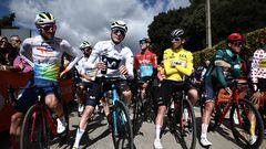Los ciclistas Matteo Jorgenson, Tadej Pogacar y Mads Pedersen posan antes de la salida neutralizada de la sexta etapa de París-Niza, que finalmente fue cancelada por los fuertes vientos en la zona.