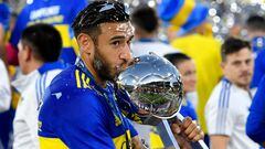 CORDOBA, ARGENTINA - MAY 22: Eduardo Salvio of Boca Juniors kisses the trophy as his team becomes champions of the Copa de la Liga 2022 after winning the final match of the Copa de la Liga 2022 between Boca Juniors and Tigre at Mario Alberto Kempes Stadium on May 22, 2022 in Cordoba, Argentina. (Photo by Hernan Cortez/Getty Images)