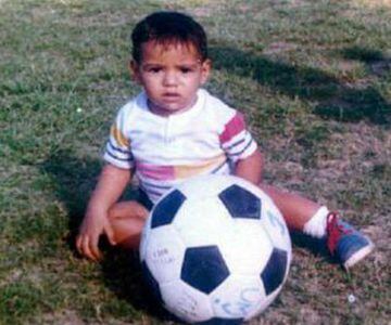Radamel Falcao García en sus primeros años de vida, siempre co un balón.