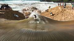 Un surfista desafiando la ola de r&iacute;o de Waimea (Oahu, Haw&aacute;i) en Navidad del 2022. 