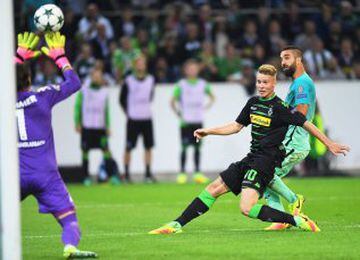 El jugador del Barcelona Arda Turan anota el gol del empate (1-1) ante el arquero del Borussia Moenchengladbach Yann Sommer 