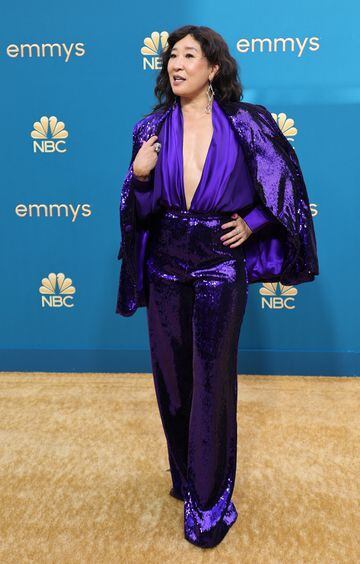 Sandra Oh en la alfombra roja de los Premios Emmy 2022.
