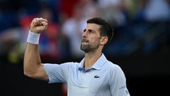 El tenista serbio Novak Djokovic of Serbia celebra su victoria ante Taylor Fritz en el Open de Australia 2024.