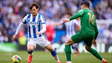SAN SEBASTIAN, SPAIN - MARCH 19: David Silva of Real Sociedad compete for the ball with Fidel Chaves of Elche CF during the LaLiga Santander match between Real Sociedad and Elche CF at Reale Arena on March 19, 2023 in San Sebastian, Spain. (Photo by Ion Alcoba/Quality Sport Images/Getty Images)