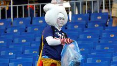 Aficionados japoneses limpian la grada tras el partido B&eacute;lgica-Jap&oacute;n