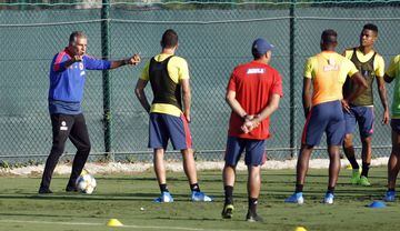 La Selección Colombia realizó su primer entrenamiento en Alicante y se prepara para los amistosos ante Chile y Argelia. 