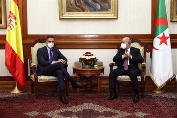El presidente del Gobierno, Pedro Sánchez, y el presidente de Argelia, Abdelmayid Tebune, durante una cumbre entre ambos países.