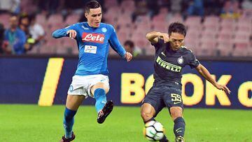 Naples (Italy), 21/10/2017.- Napoli&#039;s Jose Callejon (L) in action against Inter&#039;s Yuto Nagatomo (R) during the Italian Serie A soccer match between SSC Napoli and Inter Milan at San Paolo stadium in Naples, Italy, 21 October 2017. (N&aacute;pole