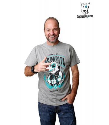 El bien conocido como ‘Doctor’ García tiene una popular línea de ropa deportiva y casual llamada ‘Caskarita’. Sus productos, con ilimitados diseños, se pueden comprar en su tienda en línea, además de sus sucursales a lo largo del territorio mexicano. 