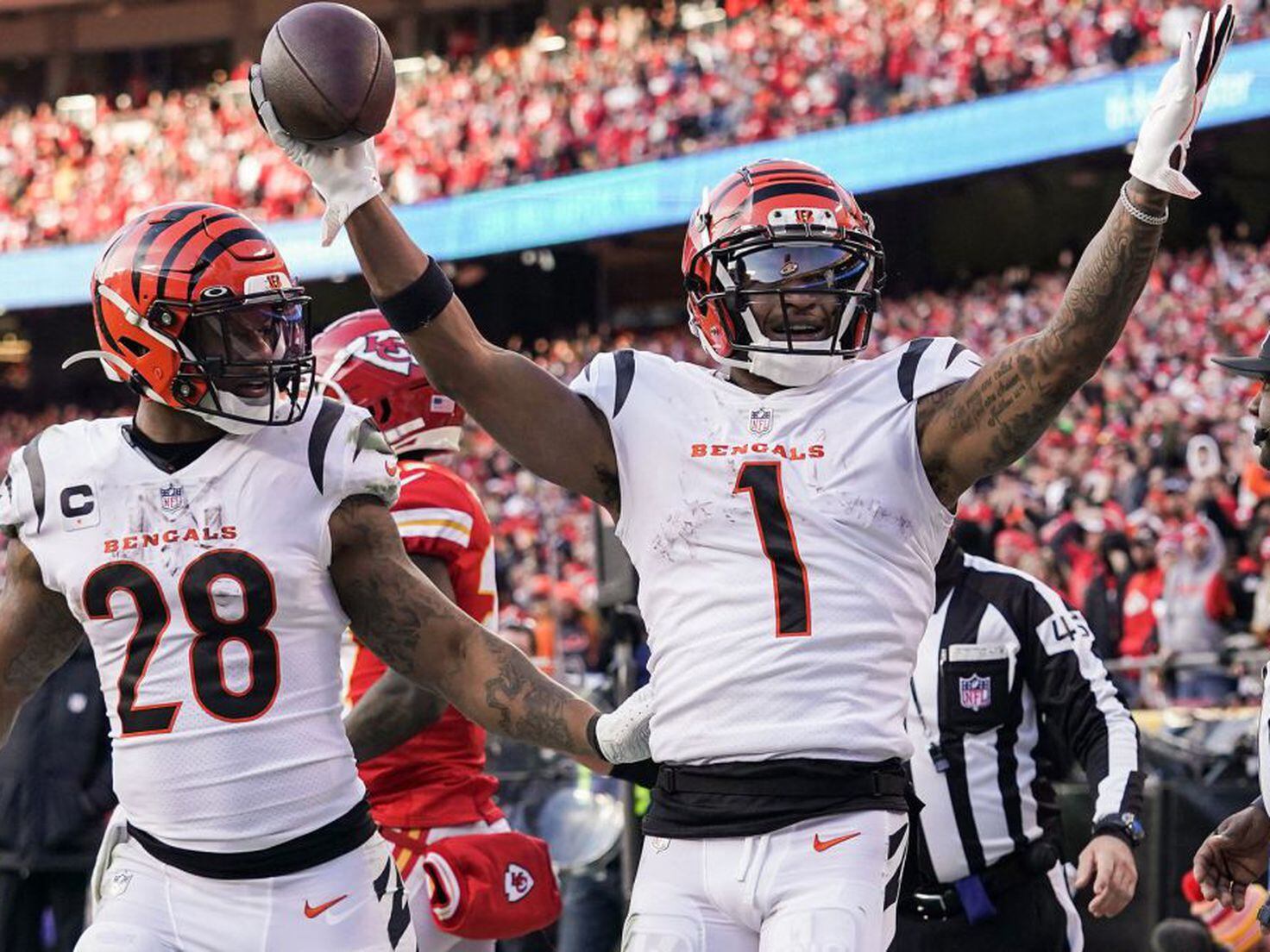 Bengals hold on, top Raiders to finally win in playoffs