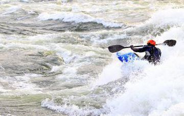 Sadat Kawawa, palista de Uganda, entrena en el río Jinja de su país para preparar los Campeonatos del Mundo ICF Freestyle Kayak 2015 en Canadá. 