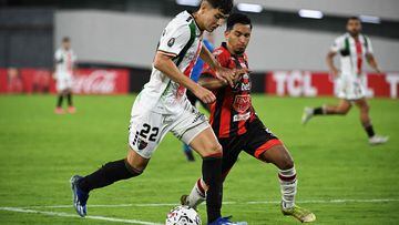 Palestino's midfielder Felipe Chamorro (L) and Portuguesa's midfielder Sergio Sulbaran fight for the ball during the Copa Libertadores' second round first leg football match between Venezuela's Portuguesa and Chile's Palestino at the Brigido Iriarte stadium in Caracas, on February 20, 2024. (Photo by Federico Parra / AFP)