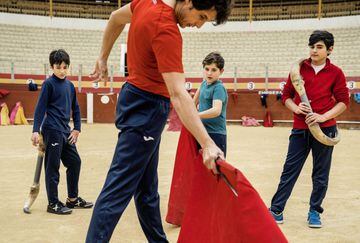 El artista, Nikolai Linares Larsen, se interesó por la formación de los niños que desean ser toreros y,  a través de este reportaje realizado en Almería, explica las dificultades y esfuerzos de dichos jóvenes.