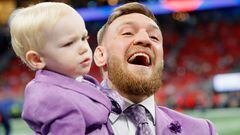 Conor McGregor posa con su hijo. 