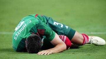 LAS VEGAS, NEVADA - JUNE 15: Cesar Montes #3 of Mexico lays hurt on the pitch in the second half against USA during the 2023 CONCACAF Nations League semifinals at Allegiant Stadium on June 15, 2023 in Las Vegas, Nevada.   Louis Grasse/Getty Images/AFP (Photo by Louis Grasse / GETTY IMAGES NORTH AMERICA / Getty Images via AFP)