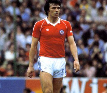 Pese a que no pudo ganar algún título con la selección chilena, es una leyenda viviente no sólo de su país, sino todo el mundo futbolístico. Con la roja disputó tres mundiales y fue subcampeón en la Copa América de 1979. 