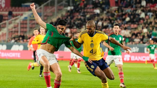 México Vs Suécia. Conceito De Futebol. Futebol Com Bandeiras Na