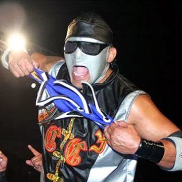 Súper Caló vió caer su máscara en Triplemanía 15 ante Súper Fly, integrante de la Real Fuerza Aérea.
