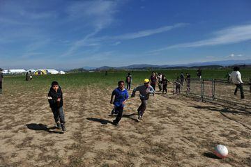 Niños jugando al fútbol en un campo de refugiados en la frontera de Grecia con Macedonia. 

