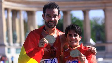 Los atletas españoles Álvaro Martin y Maria Perez posan con la bandera de España y sus medallas de oro como campeones de los 35 kilómetros marcha en los Mundiales de Atletismo de Budapest.