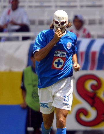 El popular atacante uruguayo celebró en algunas ocasiones con una máscara de esqueleto. Fue durante el inicio de la década de los 2000, cuando jugó con Cruz Azul y América