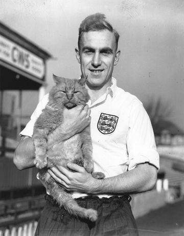 Fue el primer jugador inglés en llegar a los 100 partidos con la camiseta de la selección. Wright jugó tres mundiales (1950, 1954 y 1958).