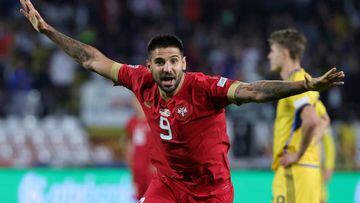 Un hat-trick de Mitrovic permite a Serbia soñar con el ascenso