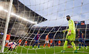 Salvatore Sirigu of CA Osasuna looks on as Andre Gomes of FC Barcelona scores his sides second goal during the La Liga match between FC Barcelona and CA Osasuna at Camp Nou