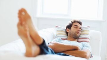 Short naps, no more than ten minutes, can be very effective, since they help improve our mood and performance throughout the afternoon. How to do it right…